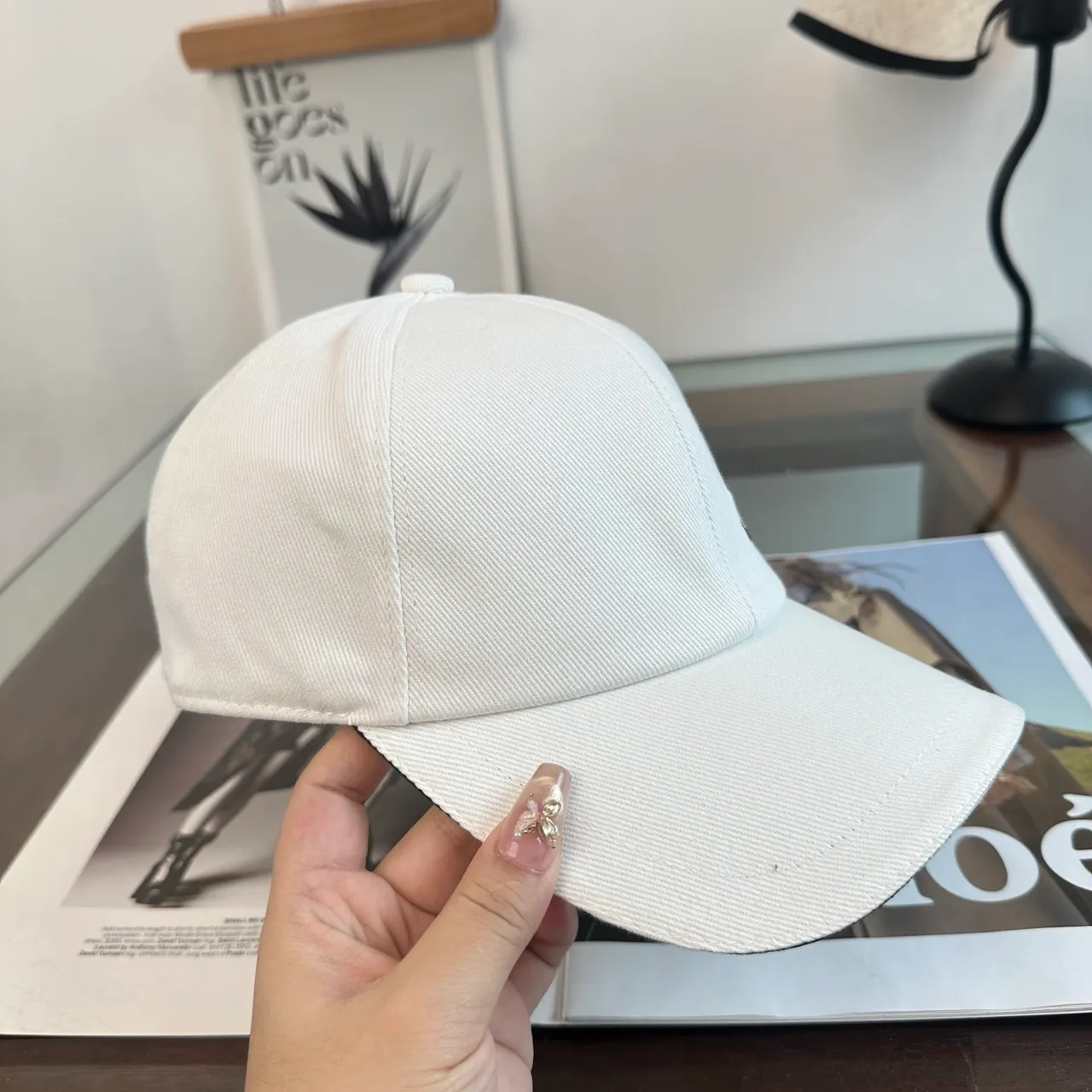 Chanel Casquette de baseball blanc et noir construction six panneaux brodée monogramme 4