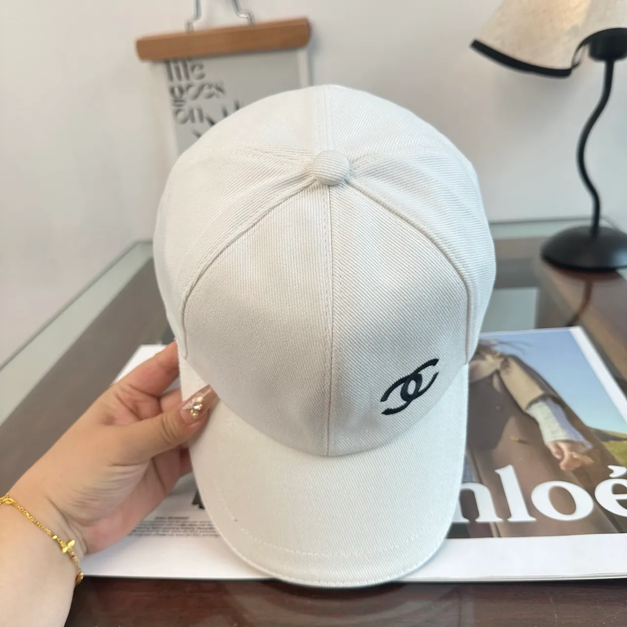 Chanel Casquette de baseball blanc et noir construction six panneaux brodée monogramme 5