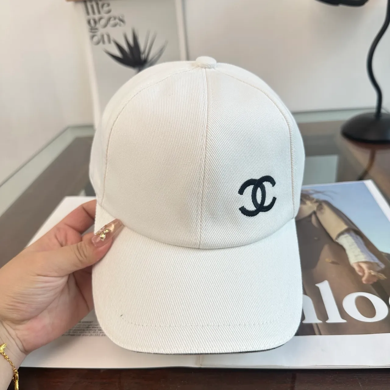 Chanel Casquette de baseball blanc et noir construction six panneaux brodée monogramme 6
