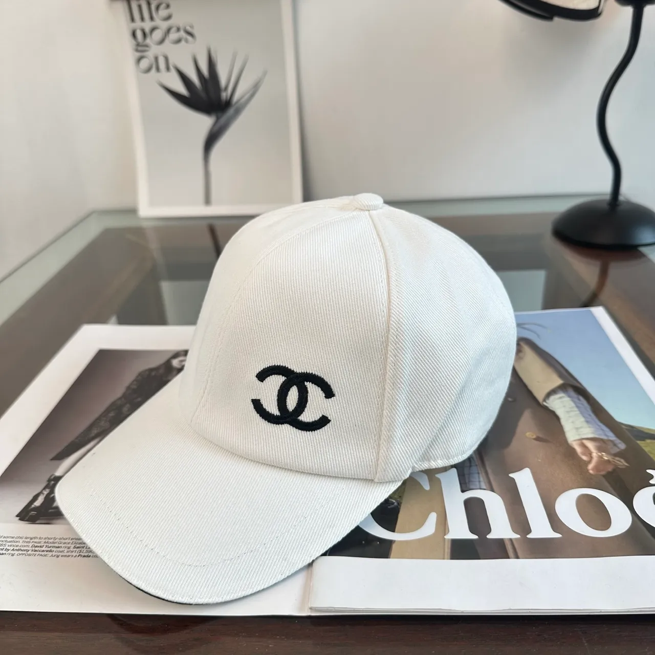 Chanel Casquette de baseball blanc et noir construction six panneaux brodée monogramme 7