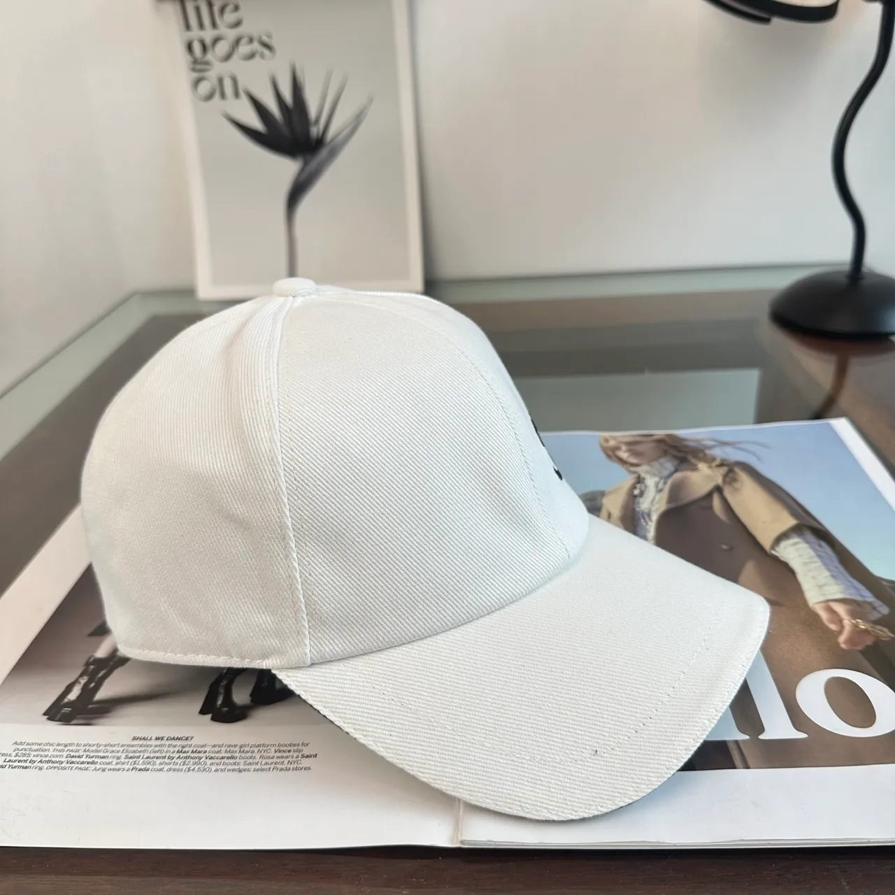 Chanel Casquette de baseball blanc et noir construction six panneaux brodée monogramme 8