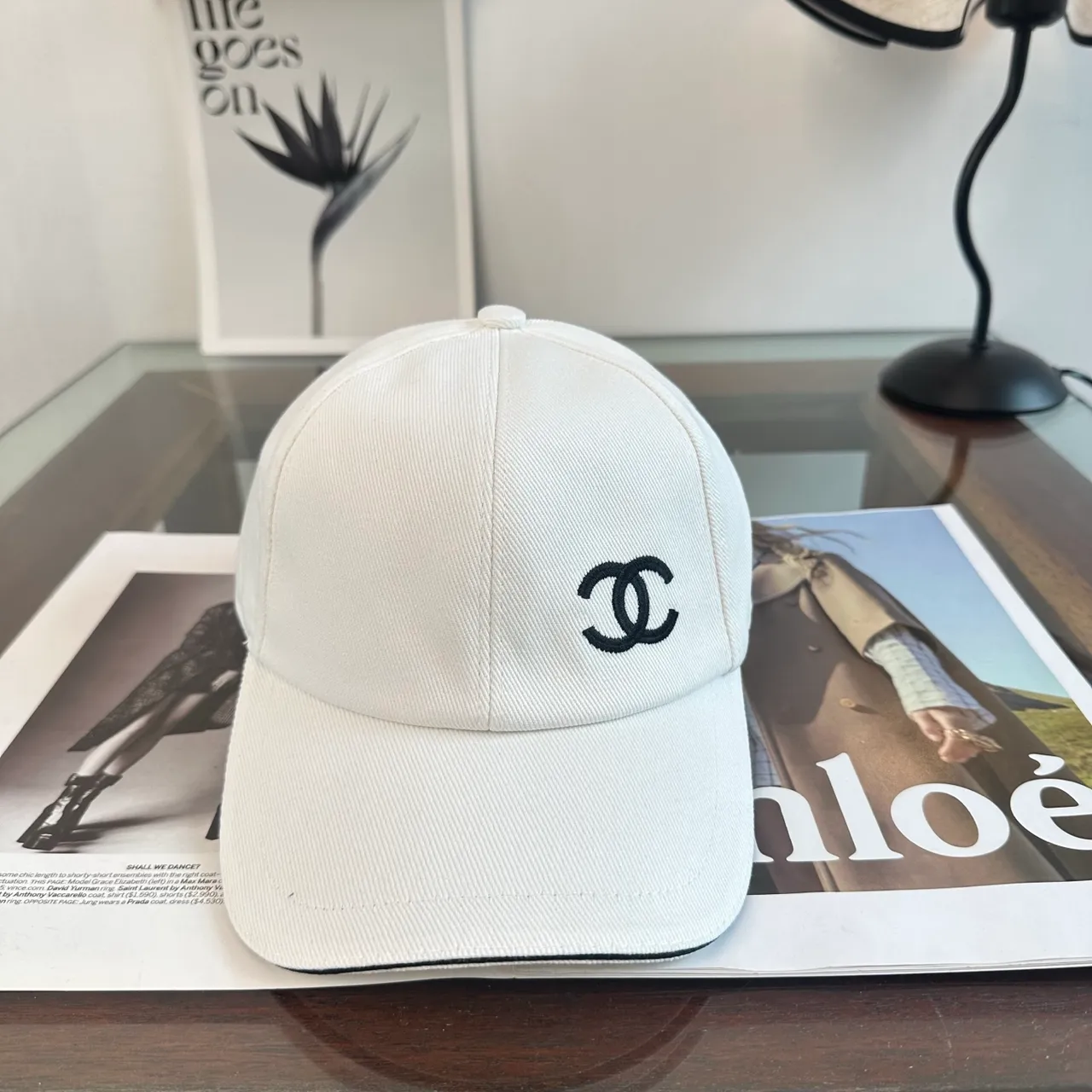 Chanel Casquette de baseball blanc et noir construction six panneaux brodée monogramme 9