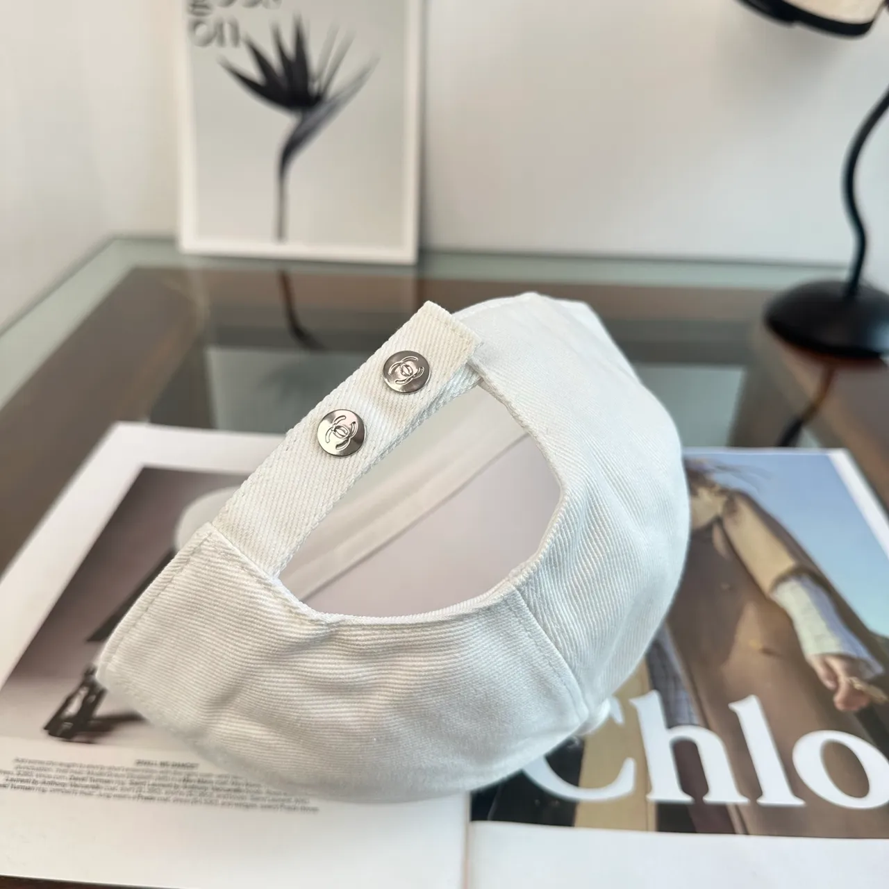 Chanel Casquette de baseball blanc et noir construction six panneaux brodée monogramme 10