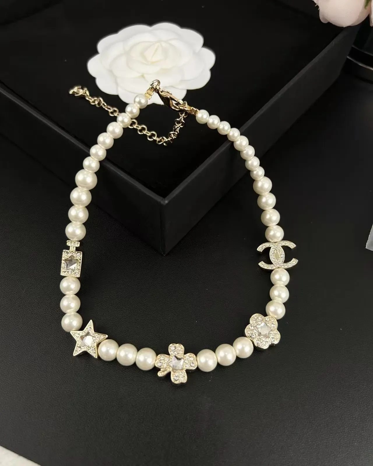 Chanel Collier Or Blanc Perles Camélia Motif 7