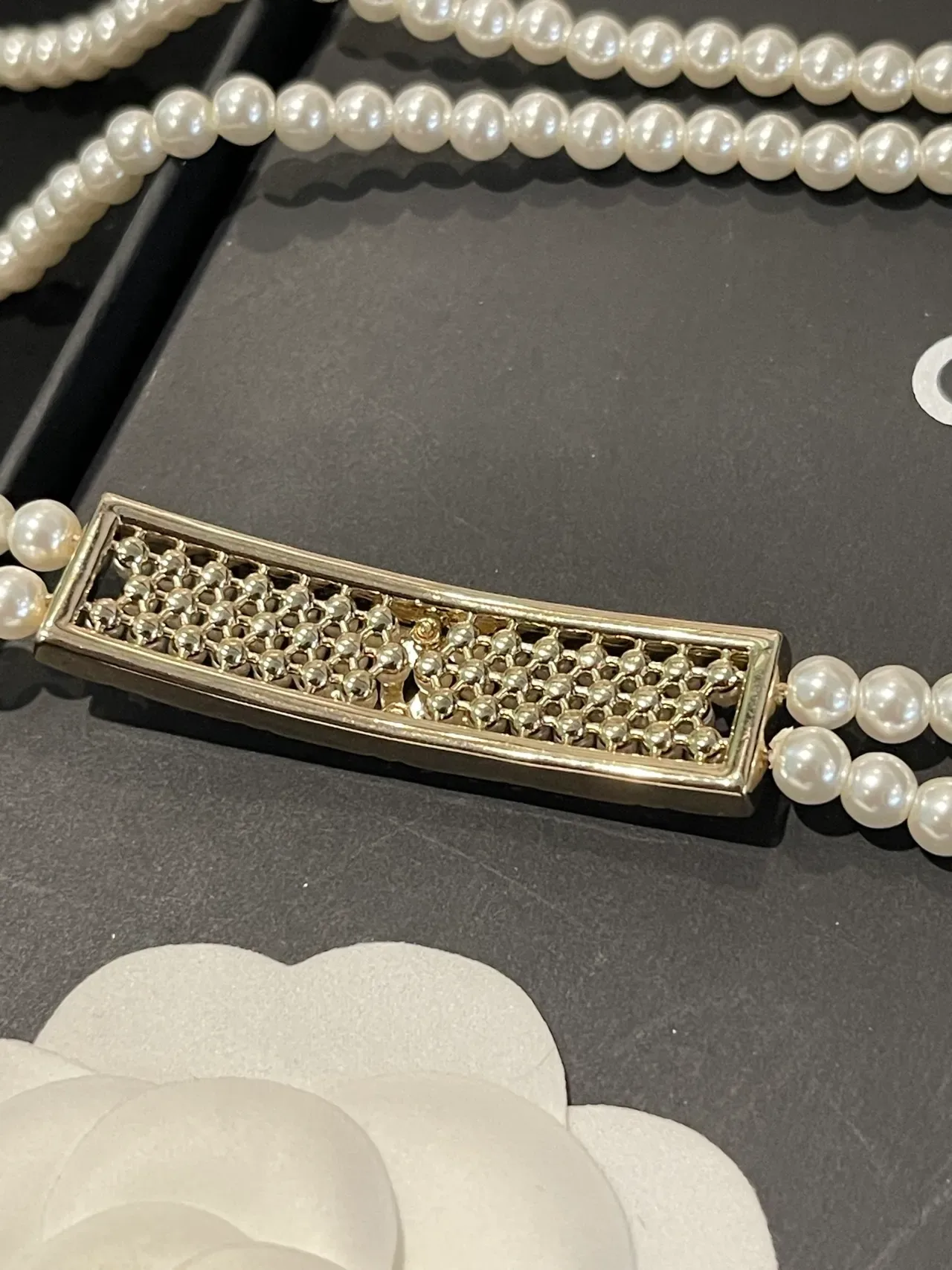 Colar Chanel Branco Prata Dupla Fio Pérola Placa Logo CC 2