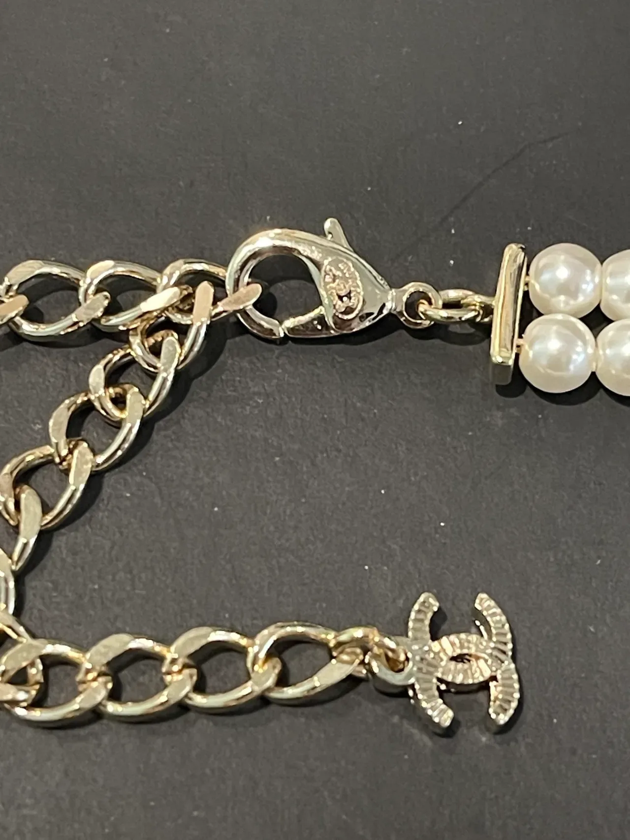 Colar Chanel Branco Prata Dupla Fio Pérola Placa Logo CC 3