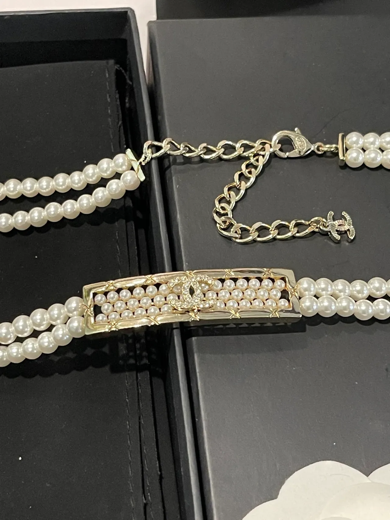 Colar Chanel Branco Prata Dupla Fio Pérola Placa Logo CC 4