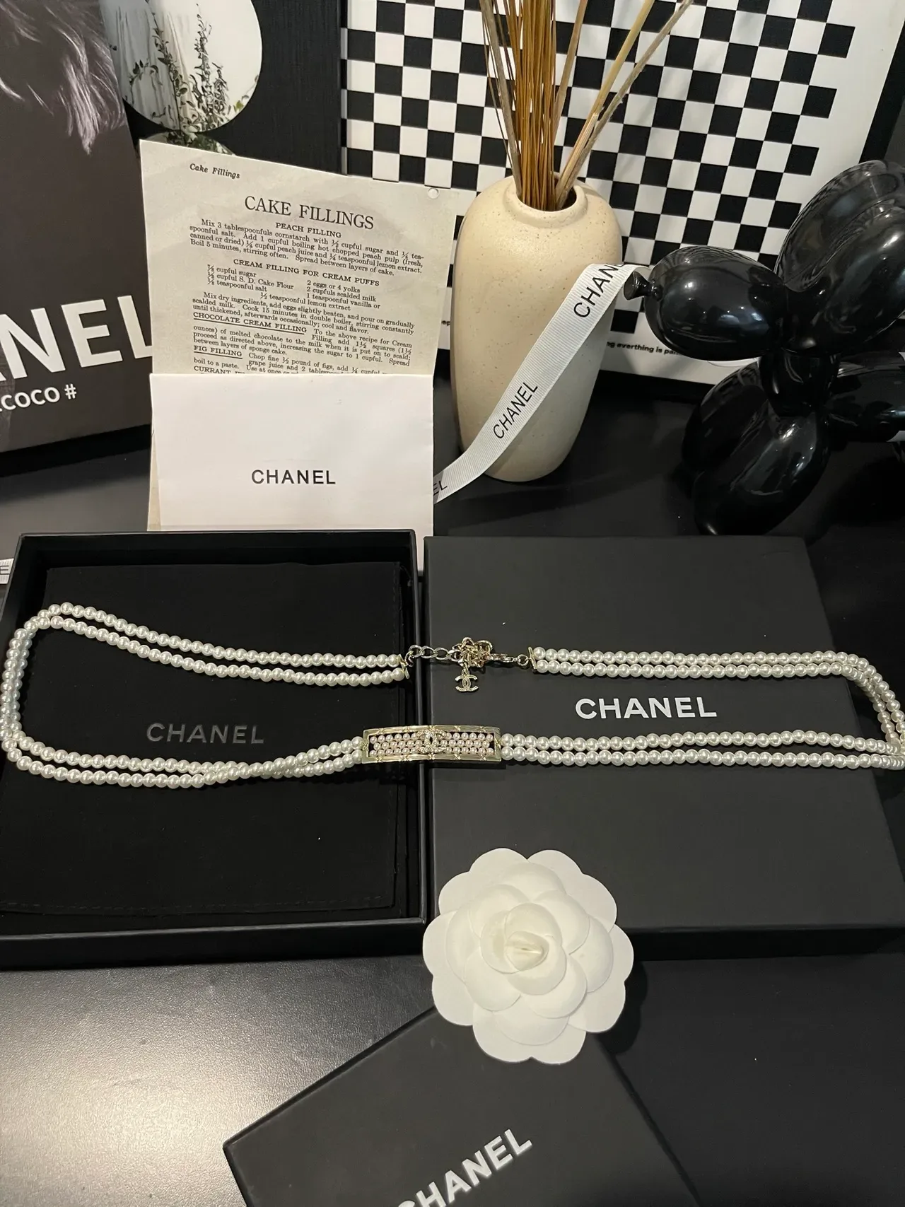 Colar Chanel Branco Prata Dupla Fio Pérola Placa Logo CC 5