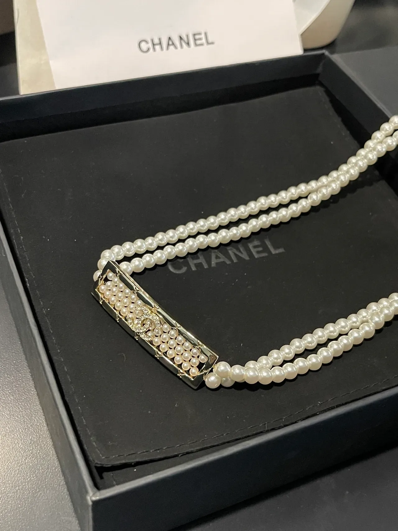 Colar Chanel Branco Prata Dupla Fio Pérola Placa Logo CC 6