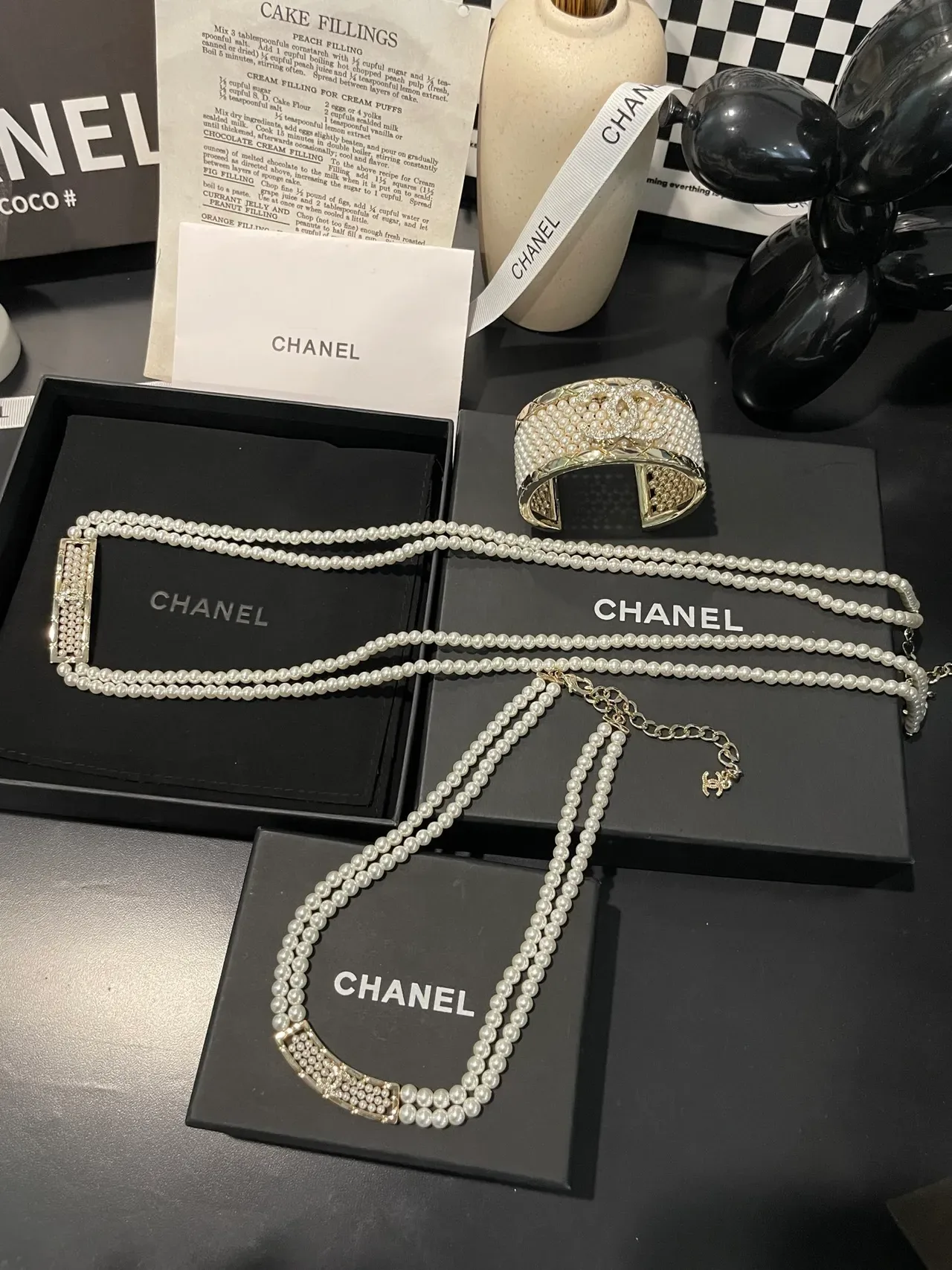 Colar Chanel Branco Prata Dupla Fio Pérola Placa Logo CC 11