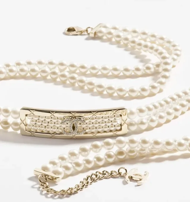 Colar Chanel Branco Prata Dupla Fio Pérola Placa Logo CC 12