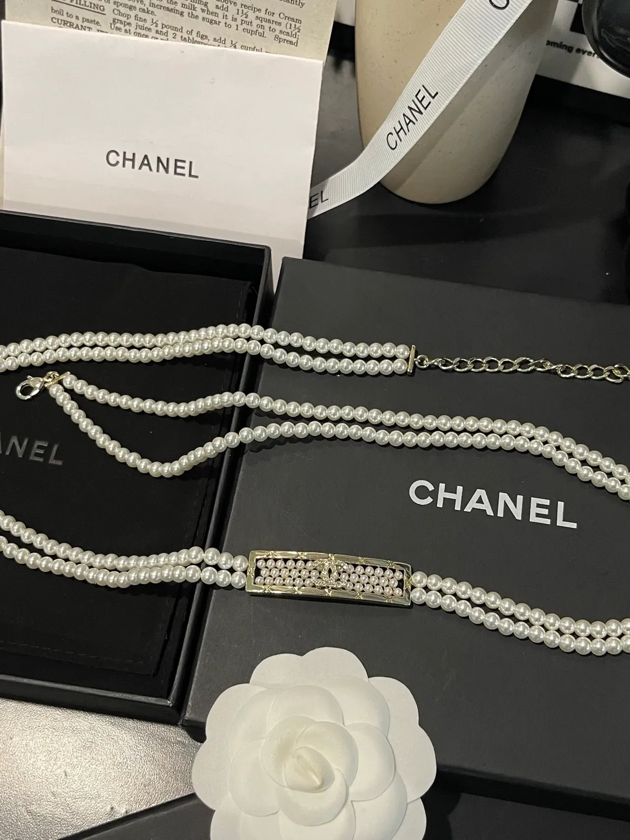 Colar Chanel Branco Prata Dupla Fio Pérola Placa Logo CC 14