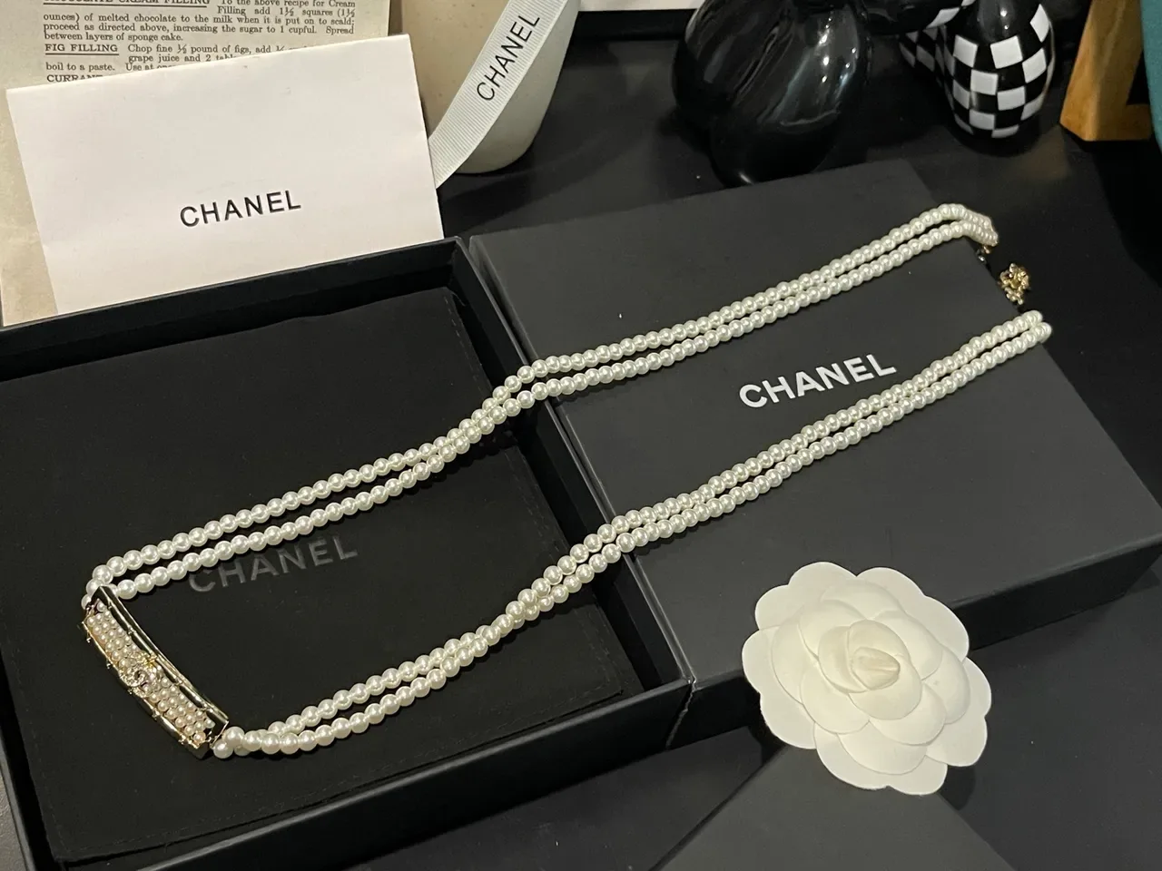 Colar Chanel Branco Prata Dupla Fio Pérola Placa Logo CC 15