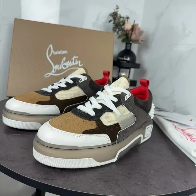Christian Louboutin CL Sneaker Chaussures lifestyle marron beige patchwork multi-matières upper sculpté midsole translucide 4