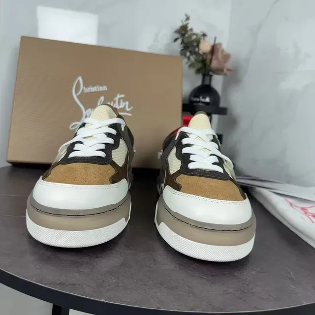 Christian Louboutin CL Sneaker Chaussures lifestyle marron beige patchwork multi-matières upper sculpté midsole translucide 5
