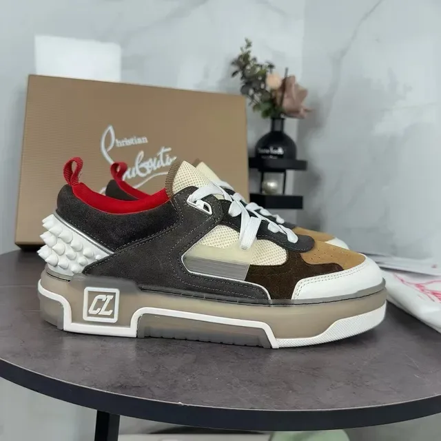 Christian Louboutin CL Sneaker Chaussures lifestyle marron beige patchwork multi-matières upper sculpté midsole translucide 9