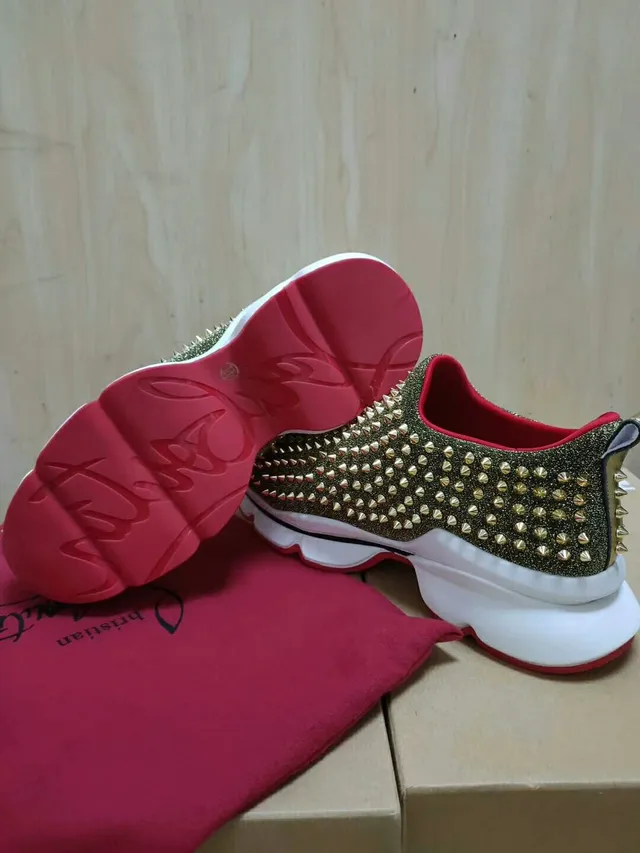 Christian Louboutin Sneakers chunky dorées et rouges avec clous et paillettes 4