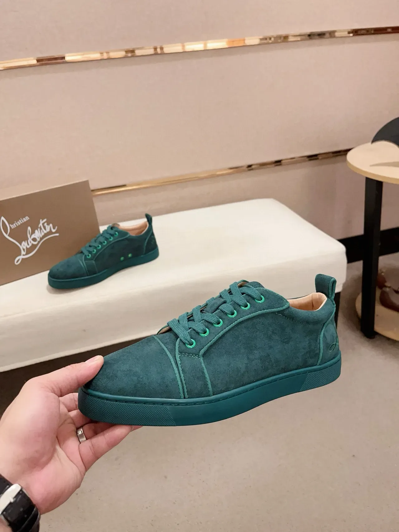 Christian Louboutin حذاء رياضي أخضر من جلد سويد منخفض القمة نمط حياة 3