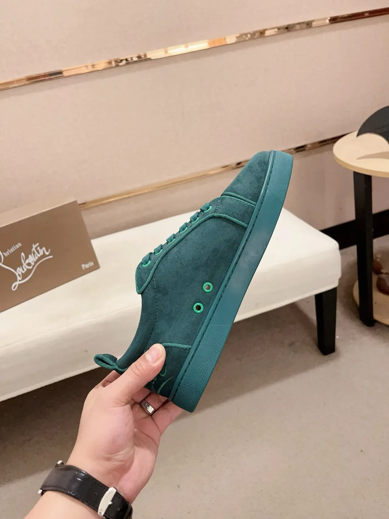 Christian Louboutin حذاء رياضي أخضر من جلد سويد منخفض القمة نمط حياة 4