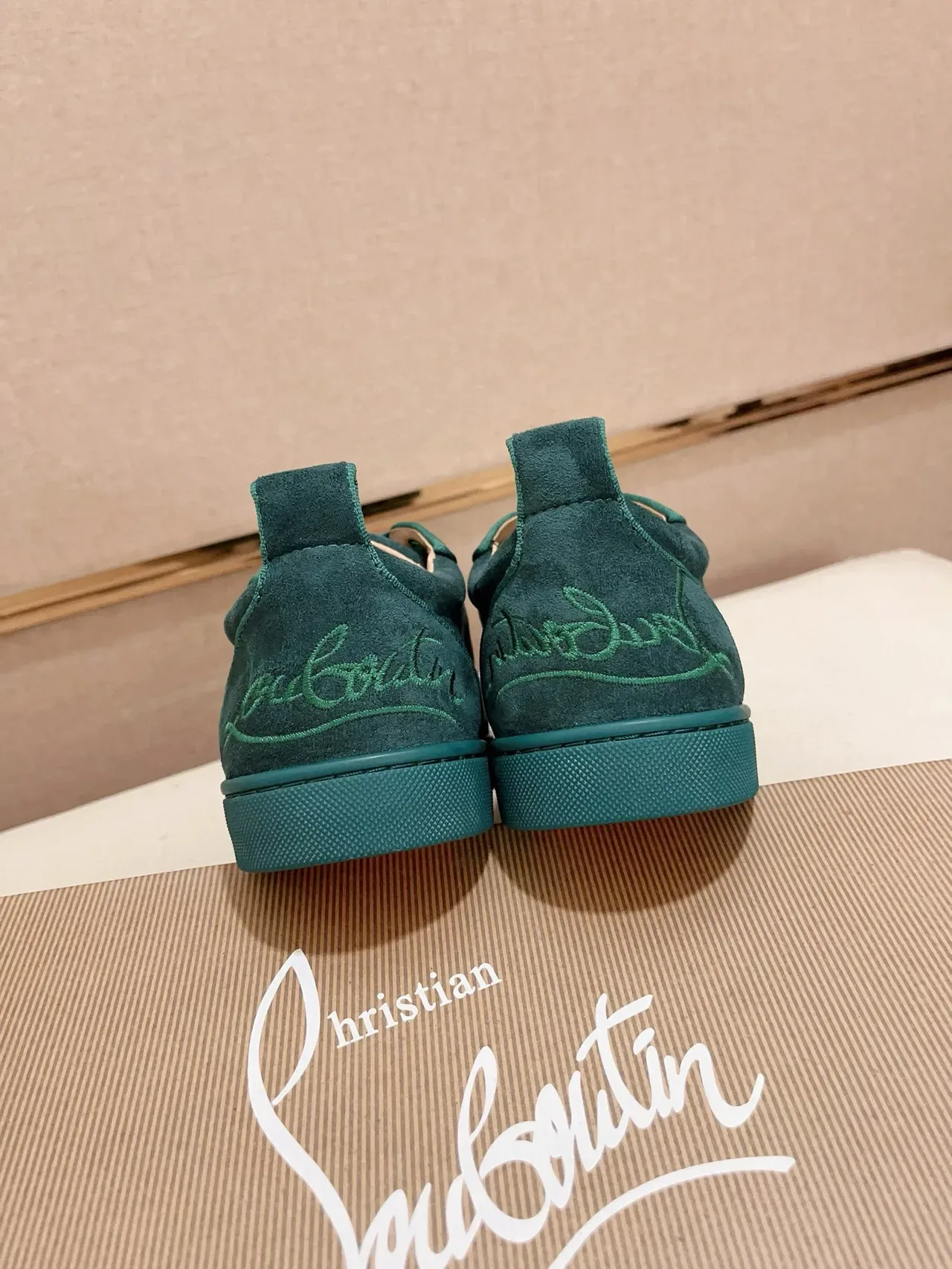 Christian Louboutin حذاء رياضي أخضر من جلد سويد منخفض القمة نمط حياة 7