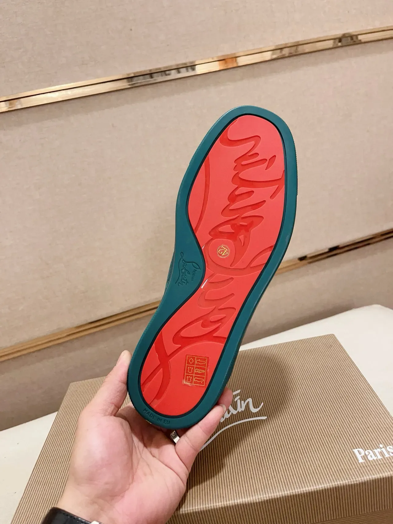 Christian Louboutin حذاء رياضي أخضر من جلد سويد منخفض القمة نمط حياة 8