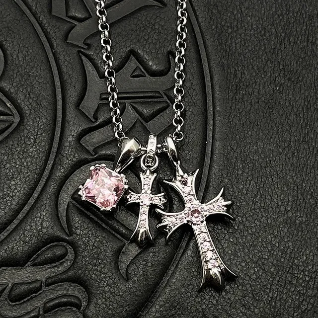 Collier pendentif croix Chrome Hearts argent blanc gothique pave-set 3