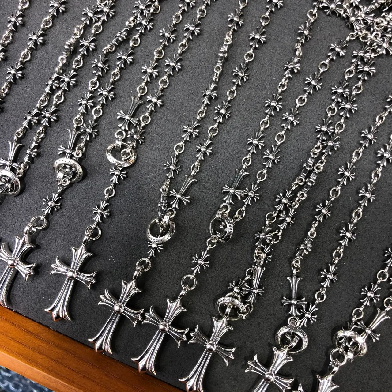 Collier avec pendentif croix Chrome Hearts chaîne florale ornée en argent 6