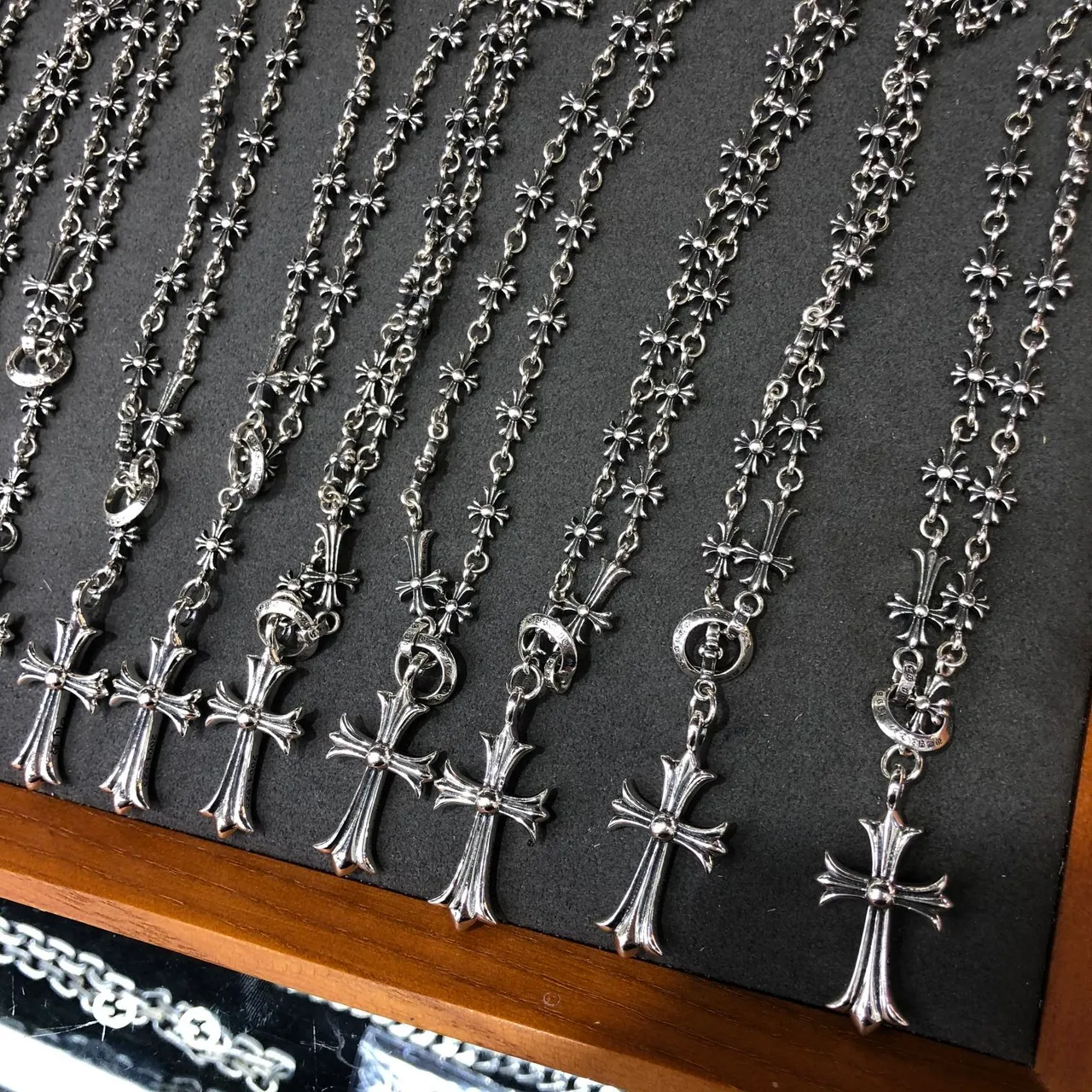 Collier avec pendentif croix Chrome Hearts chaîne florale ornée en argent 7