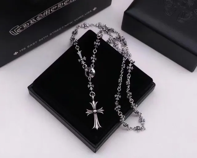 Collier avec pendentif croix Chrome Hearts chaîne florale ornée en argent 9