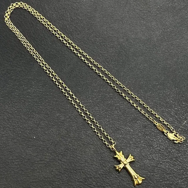 Collier Chrome Hearts Gothic Cross Pavé de pierres doré 2