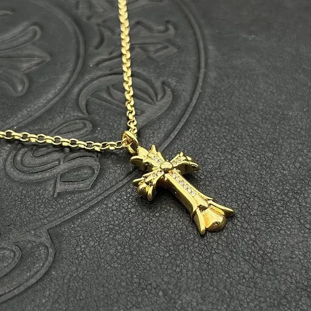 Collier Chrome Hearts Gothic Cross Pavé de pierres doré 3