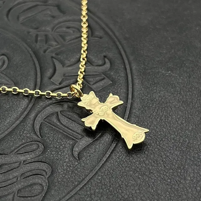 Collier Chrome Hearts Gothic Cross Pavé de pierres doré 4