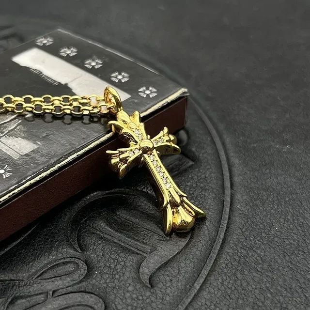 Collier Chrome Hearts Gothic Cross Pavé de pierres doré 5