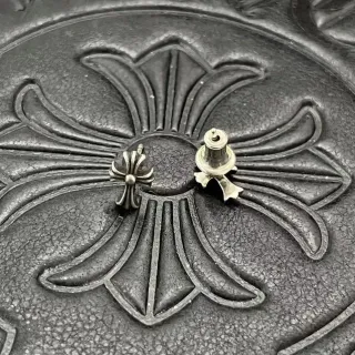 Chrome Hearts চাঁদি ক্রস-শেপড মেটैलিক স্টাড ইয়াররিংস