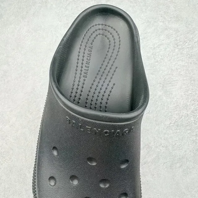 Crocs Classic Clog Black Platform Molded Foam Clog 6