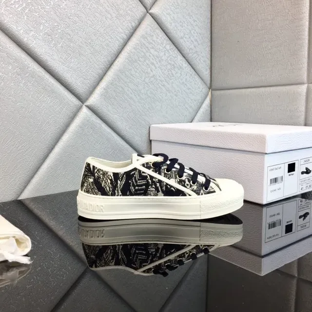 Dior B23 Graphic Print White and Black Lifestyle Sneakers 4