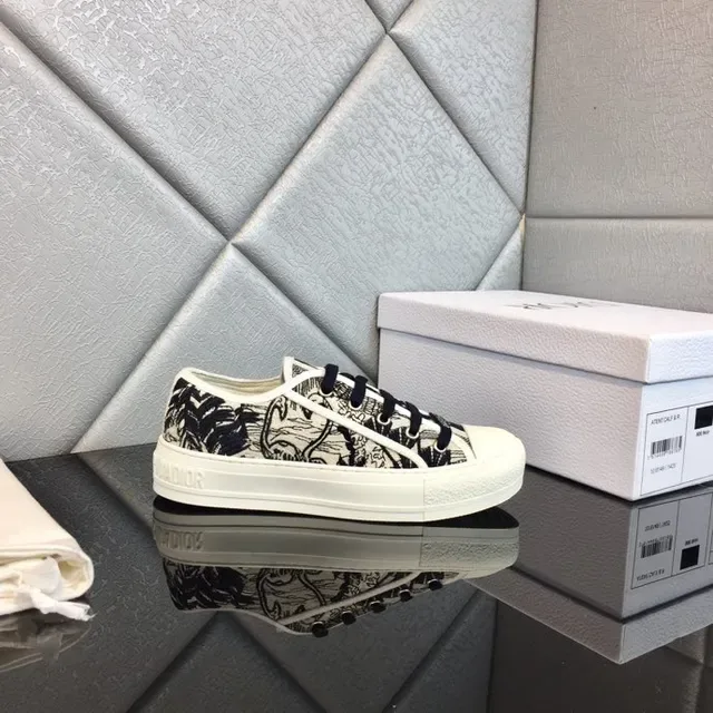 Dior B23 Graphic Print White and Black Lifestyle Sneakers 5