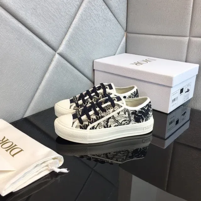 Dior B23 Graphic Print White and Black Lifestyle Sneakers 7