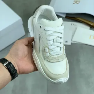 Dior B23 أوف وايت وبيج سنيكرز ستايل حياة