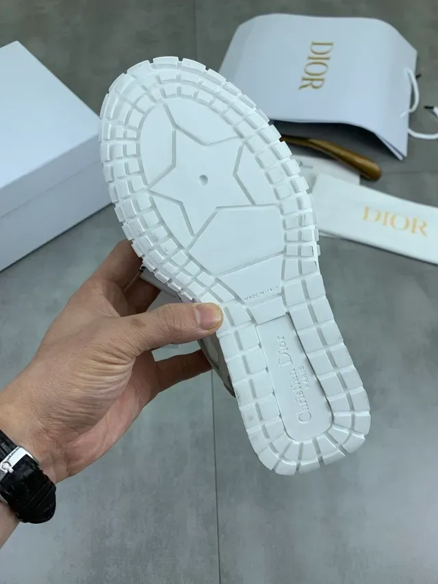 Dior B23 أوف وايت وبيج سنيكرز ستايل حياة 2