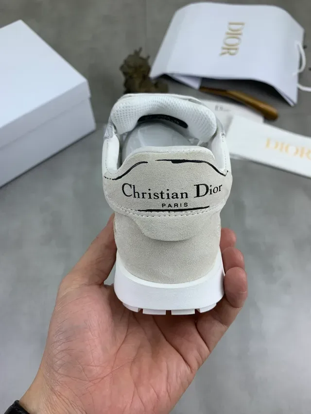 Dior B23 أوف وايت وبيج سنيكرز ستايل حياة 3