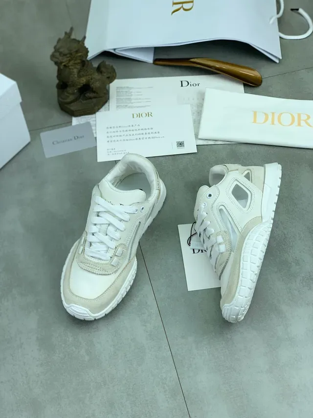 Dior B23 أوف وايت وبيج سنيكرز ستايل حياة 5