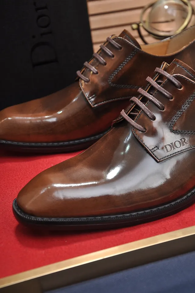 Dior sapatos Oxford de couro polido com ponta de cap marrom preto 2