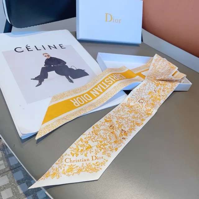 Dior écharpe de soie florale dorée sur blanc 5