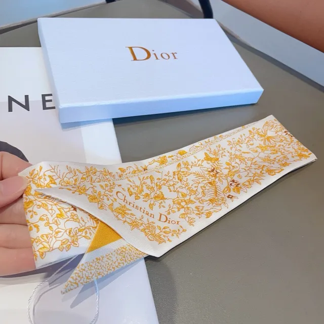 Dior écharpe de soie florale dorée sur blanc 7