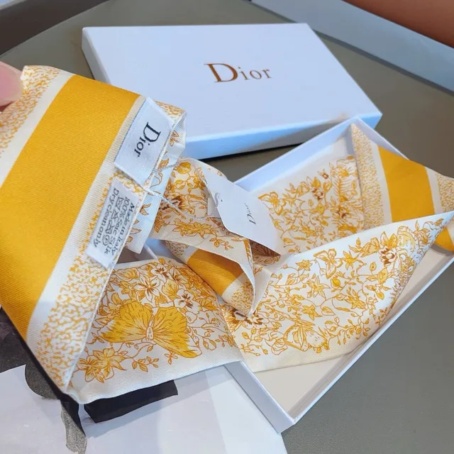 Dior écharpe de soie florale dorée sur blanc 9