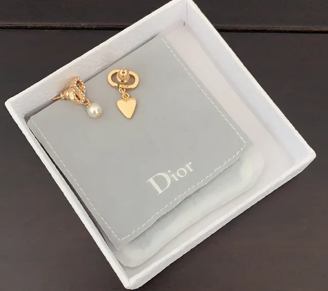 Dior Cristal Motif Ovale Asymétrique Cœur et Perla Boucles d'oreilles pendantes 2