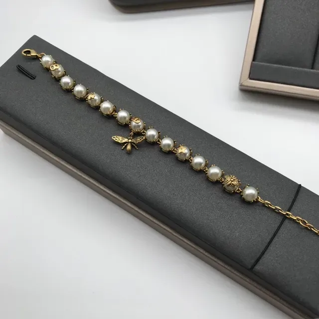 Colar Dior Corrente Dourada Branca Motivo Abelha Charm 3