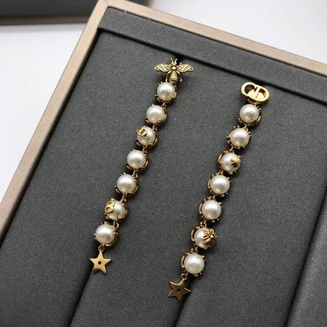 Colar Dior Corrente Dourada Branca Motivo Abelha Charm 4