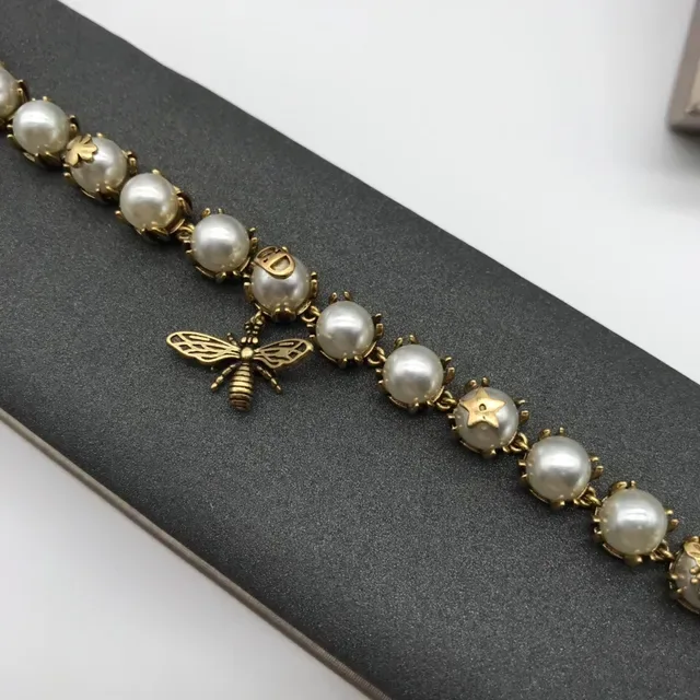 Colar Dior Corrente Dourada Branca Motivo Abelha Charm 5